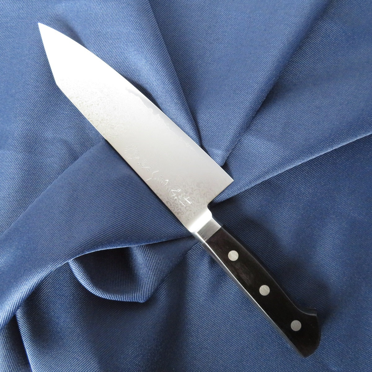 S33B 33層ダマスカス鋼 三徳包丁＜切付型＞ – 菊一文珠四郎包永（きく